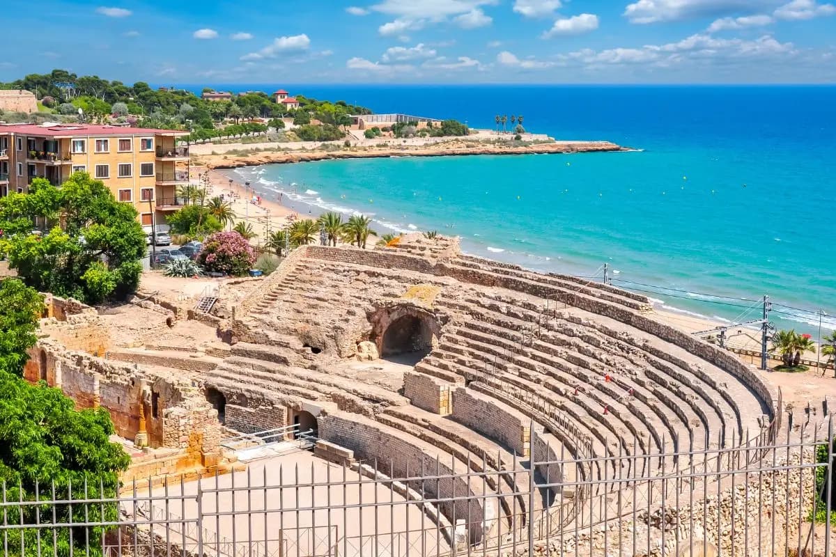 Anfiteatro romano de Tarragona junto al Mediterráneo